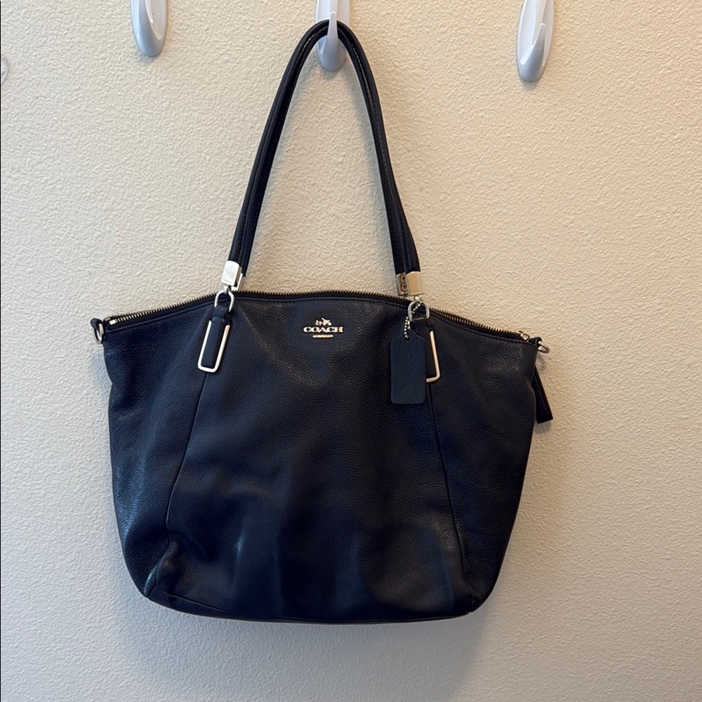 Coach Black Shoulder Bag with Sleek Design